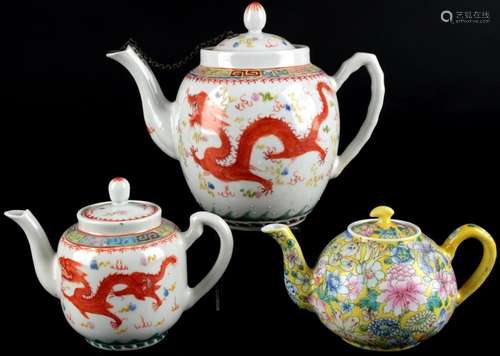 China 3 tea pots i.a. with dragon and phoenix, Teekannen u.a...