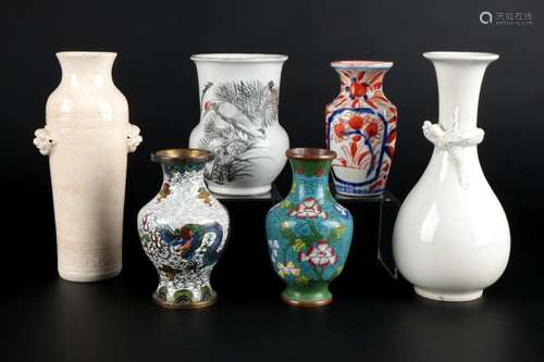 China six vases i.a. cloisonne, Konvolut von 6 Vasen u.a. Cl...