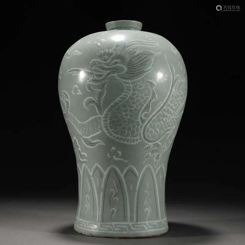A Korean Celadon Glazed Vase Meiping