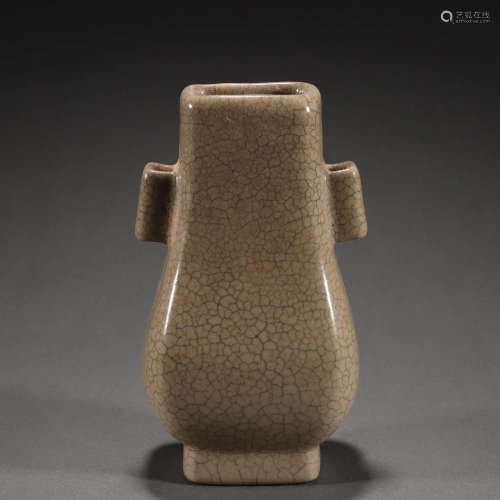 A Chinese Ge-ware Arrow Vase