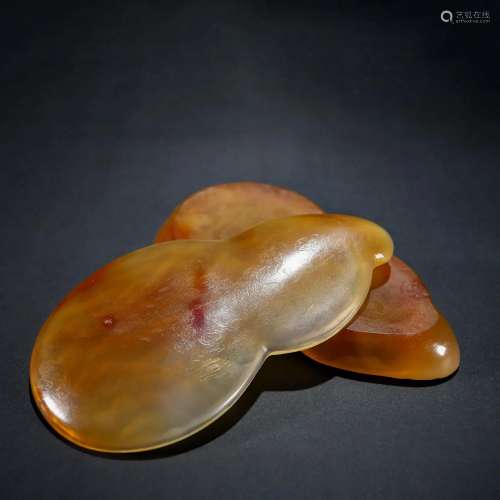 A Chinese Carved Agate Double Gourds Shaped Box