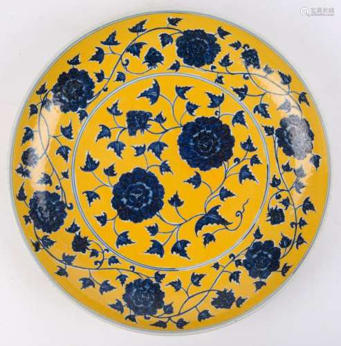 A Chinese blue and white floral porcelain bowl with yellow o...