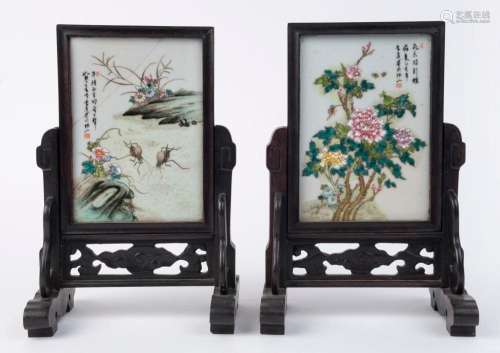 A pair of Chinese miniature porcelain table screen adorned w...