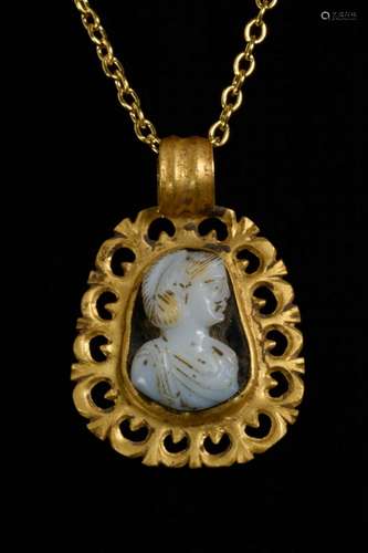 ROMAN GOLD CAMEO PENDANT WITH EMPRESS