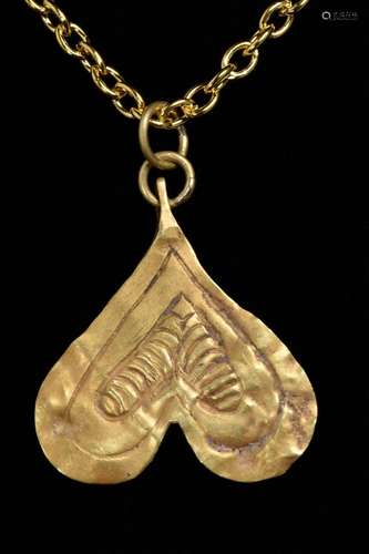 ROMAN GOLD FLY PENDANT