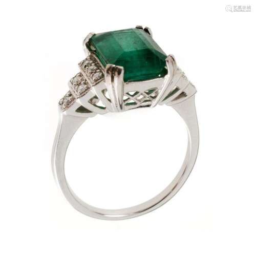 14ct White Gold Emerald Dress Ring. Accompanied by GSL repor...