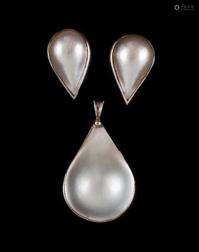 Silver & Blister Pearl Earrings & Pendant Total weig...