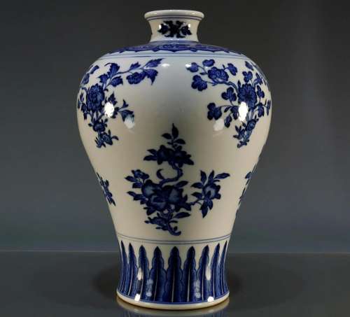 A Fine Blue and White Fruit Pattern Vase