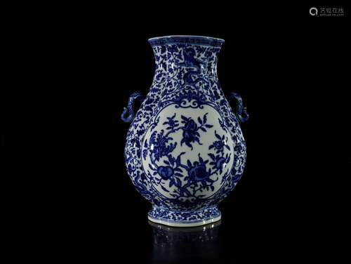 A Blue and White Dragon Pattern 'Flower' Handle Va...