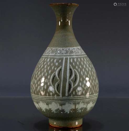 A Korean Celadon-Glazed Floral Leaf Bottle Vase