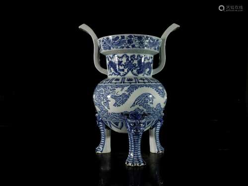 A Blue and White 'Dragon' Censer