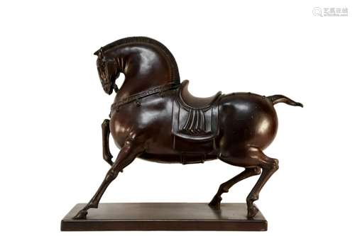 An exquisite bronze horse statue