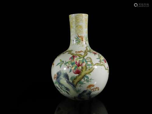 An Exquisite Famille-rose Globular Vase