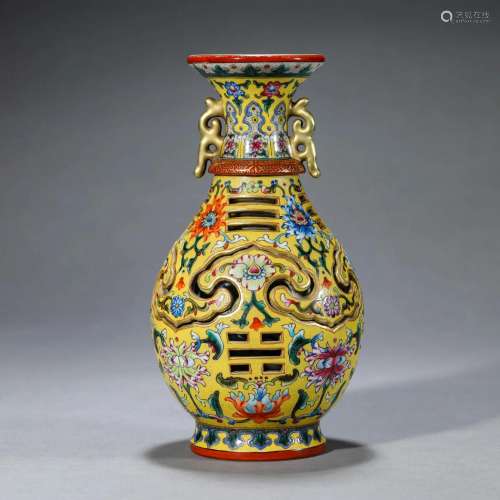 Falangcai Glaze Ruyi Revolving Vase