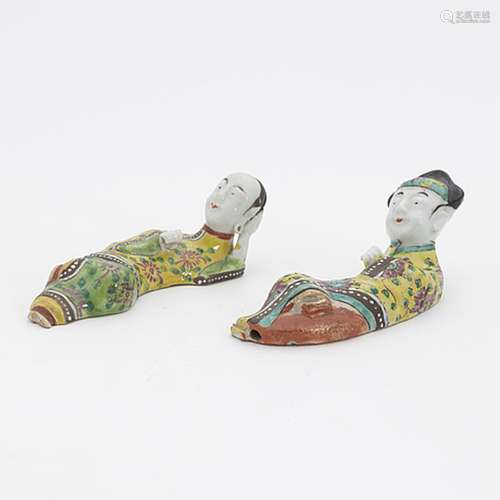 A set of two porcelain wall figures, late Qing dynasty.