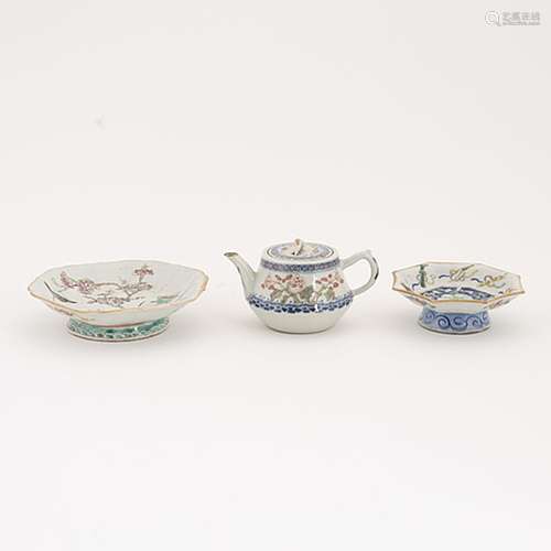 A set of two serving dishes and a teapot, 19th/20th century.