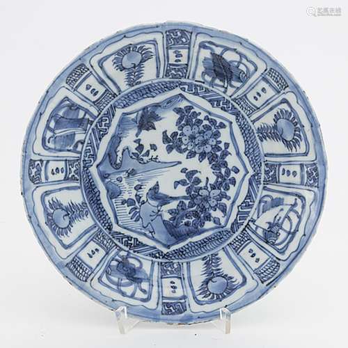 A blue and white dish, Ming dynasty, Wanli (1572-1620).