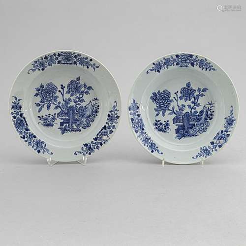 A pair of blue and white soup dishes, Qing dynasty, Qianlong...