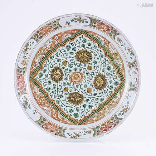 A Chinese porcelain charger, Qing dynasty, 18th Century.