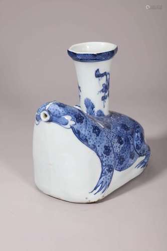 Blue and White Toad-shape Vessel