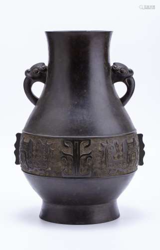 清代 饕餮纹大铜瓶