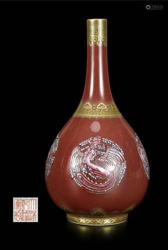 霁红釉描金团凤纹胆瓶