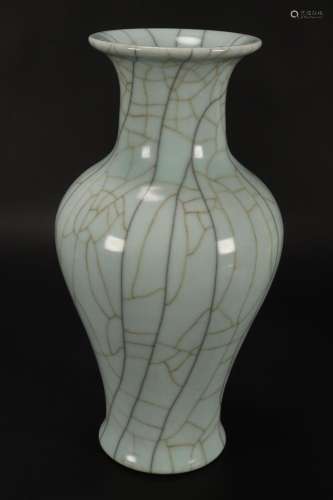 Chinese Porcelain Crackle Glaze Vase,