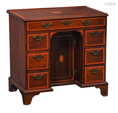 (T) A fine English Regency style kneehole desk, ca.