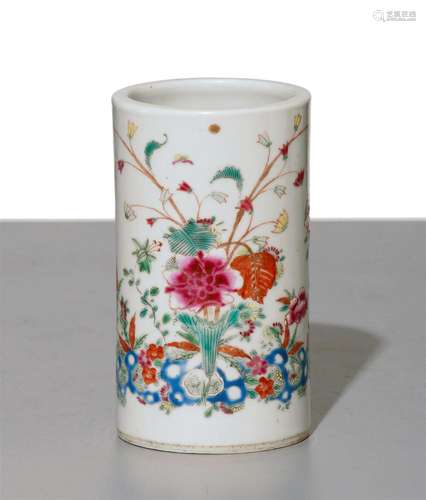 (T) A Chinese famille rose brushpot, H 12,5 - Ã¸ 7