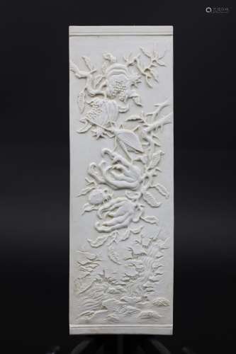 清乾隆 白瓷雕刻三多昆虫纹镇纸