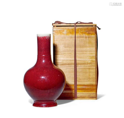 十九世纪 窑变红釉弦纹长颈瓶