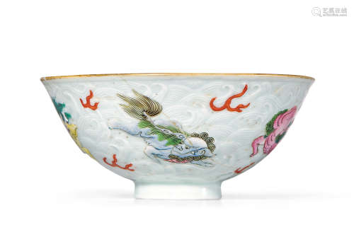 清中期 粉彩模印海水狮子纹碗