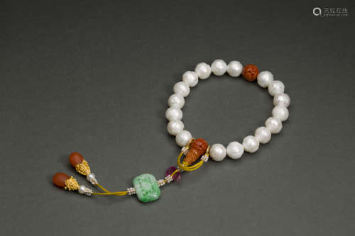 Holding Beads Bracelet from Qing