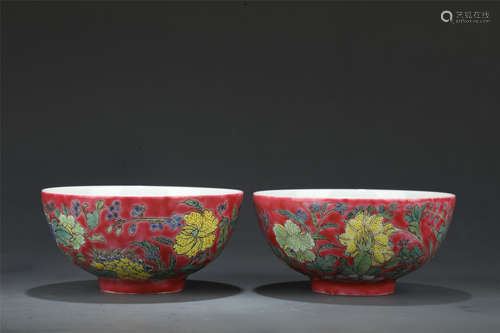 A Pair of Colour Enameled Bowl with Floral Design from Qing