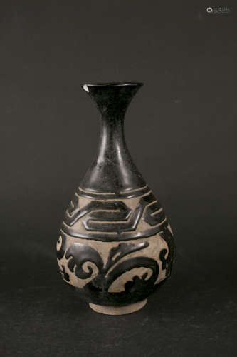 黒釉刻花瓶