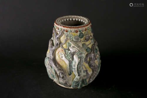 成化年造款浮彫花瓶