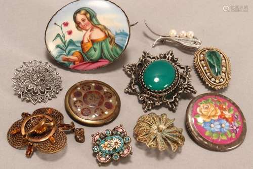 Quantity of Assorted Brooches,