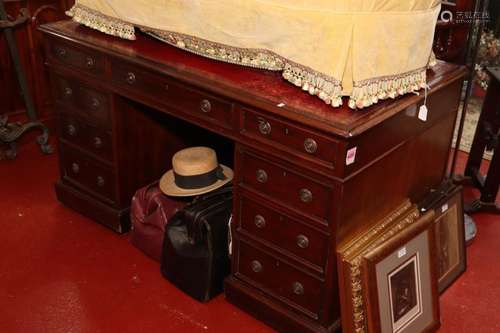 Early 20th Century Leather Top Pedestal Desk,