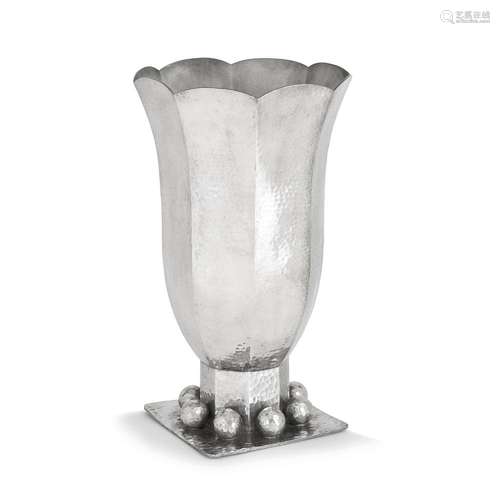 JEAN DESPRÉS (1989-1980) Grand vase tulipe évasé en étain ma...