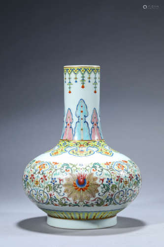 A Chinese Porcelain Famille Rose Interlock Branches Vase Mar...