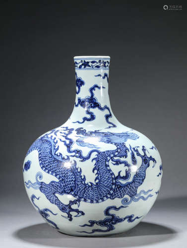 A Chinese Porcelain Blue and White Dragon Vase