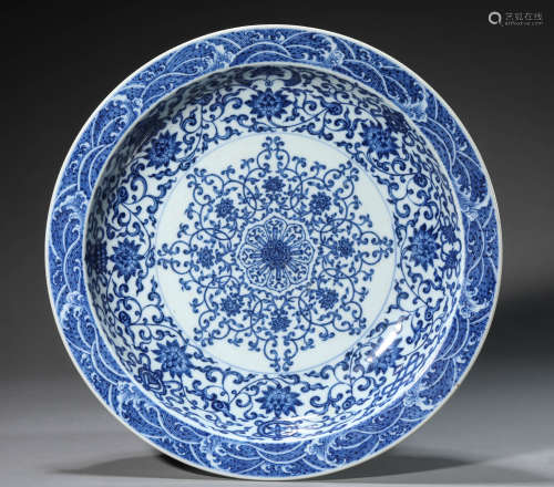 A Chinese Porcelain Blue and White Interlock Branches Dish M...