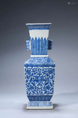 A Chinese Porcelain Blue and White Arrow Vase