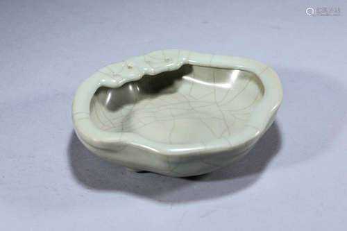 A Chinese Porcelain Ge-Type Lingzhi Shaped Washer