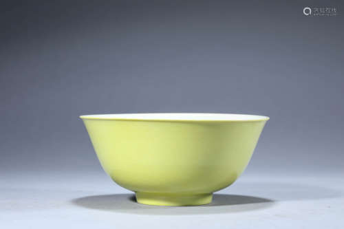 A Chinese Porcelain Lime Ground Bowl Marked Tong Zhi