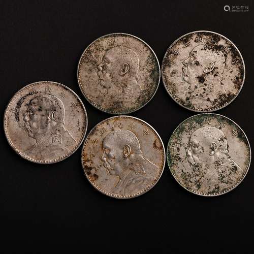 A SET OF MODERN CHINESE FINE SILVER COINS