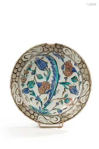 Turquie, Iznik, art ottoman, XVIIe siècle<br />
Plat à la pa...