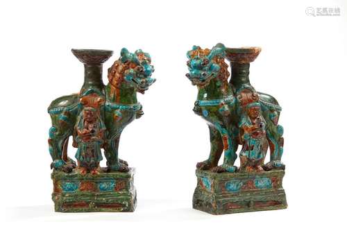 CHINE, époque Ming (1368 - 1644)<br />
Deux groupes en terre...