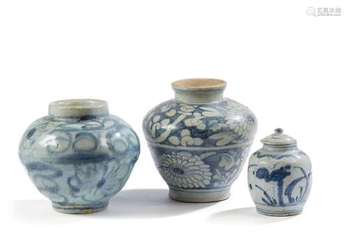 Chine, dynastie Ming (1368-1644)<br />
Deux vases et un peti...