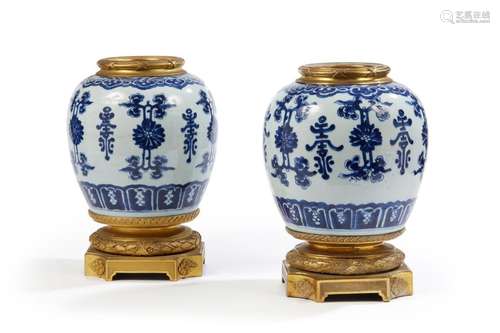 Chine, XIXe siècle<br />
Paire de vases en porcelaine bleu b...